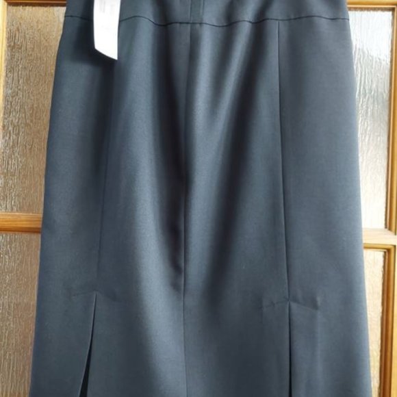 black skirt - Picture 1 of 2